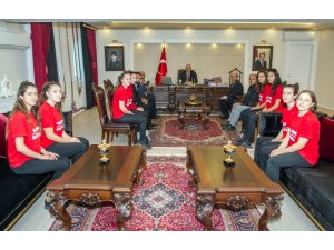 Kadın basketbolculardan Vali Zorluoğlu’na ziyaret