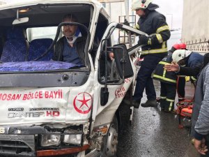 Tırla çarpışan kamyonette sıkışan sürücü itfaiye ekiplerince çıkartıldı