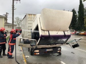 Sakarya’da yağ yüklü kamyon petrol önünde alev aldı