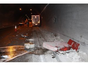 Lastiği patlayan tır tünelde kaza yaptı: 1 yaralı