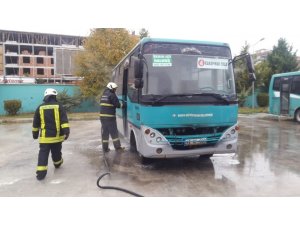 Kulu’da park halindeki dolmuşta yangın