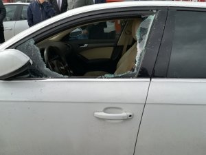 Park halindeki otomobilin camını kırıp 150 bin TL çaldılar
