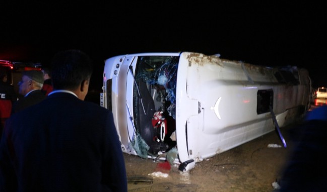 Yolcu otobüsü devrildi: 30 yaralı...