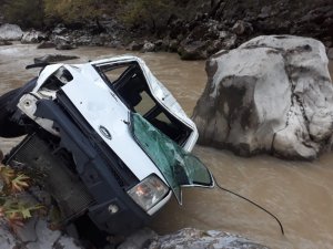 Kamyonet ırmağa uçtu: 3 yaralı