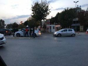Çocuklar düğün arabasından para almak için canlarını hiçe saydı