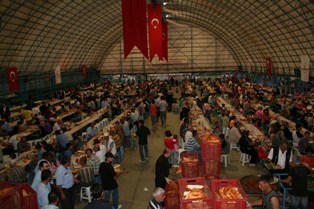 2 bin kişi orucunu iftar çadırında açtı