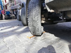 Ayağı kırılan yaşlı adamın bastonu tekerleğin altında kaldı