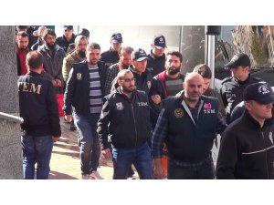 Adliyeye sevk edilen DEAŞ şüphelileri polis ve basın mensuplarına saldırdı
