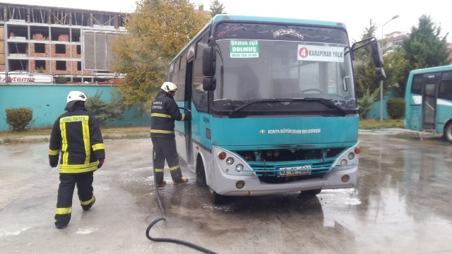 Kulu'da park halindeki dolmuşta yangın