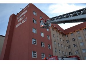 Devlet Hastanesi’nde gerçeğini aratmayan yangın tatbikatı