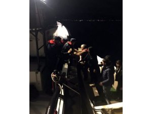Tekneleri arızalanan kaçak göçmenler kendilerini sahil güvenlik ekiplerine ihbar etti