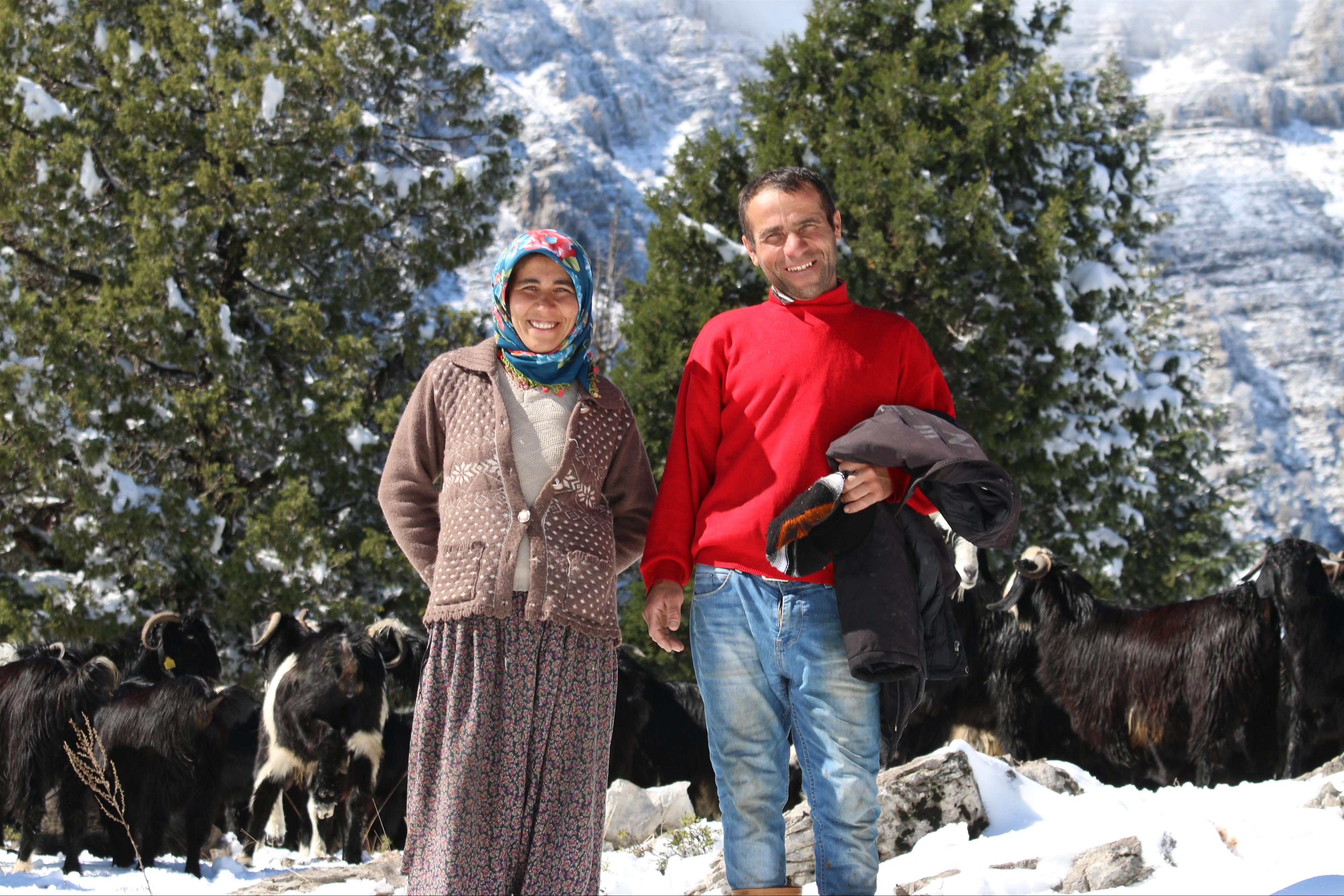 Kar yağışı hayvanlarını otlatan çifti hazırlıksız yakaladı