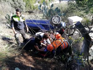 Araçta sıkışan yaralıyı itfaiye kurtardı
