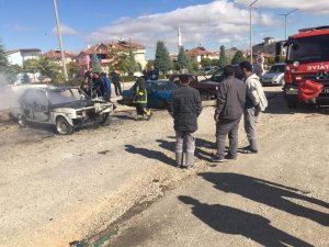 Park halindeki kullanılmayan otomobil yandı