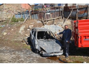 Köyde çıkan yangında ev, samanlık ve otomobil kül oldu