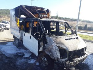 Alev topuna dönen aracı için çırpındı, hiç bir sürücü yardım etmedi