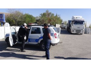 Plakaları lastikle kapatan tır sürücüleri polisten kaçamadı