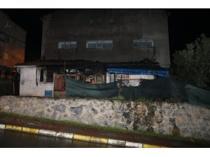 Sultanbeyli’de gecekondu alev alev yandı
