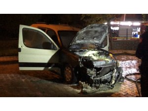 Park halindeyken alevlerin sardığı hafif ticari araç kullanılamaz hale geldi