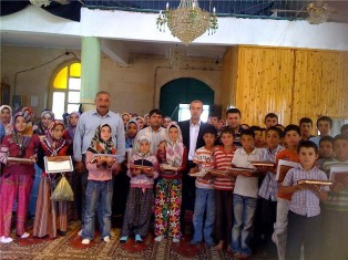 Öğrencilere Kur'an-ı Kerim dağıtıldı