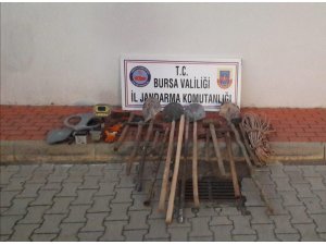Uyuşturucudan aranıyorlardı, kaçak kazı yaparken yakalandılar