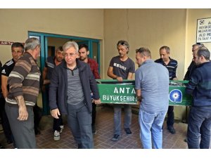 Hayatını kaybeden yamaç paraşütü pilotu toprağa verildi