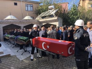 Feci kazada hayatını kaybeden polis ve ailesi toprağa verildi