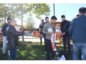 “Alparslan Kuytul’ a Özgürlük” yazılı atkılarla kitap okuyan grup incelendi