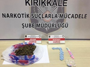 Öğrencilere uyuşturucu satmak isterken yakalanan şahıs tutuklandı