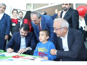 Bakan Kurum, çocukları sevindirmek için resim çizdi