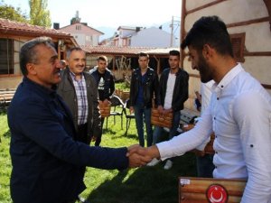 Tutal Mehmetçiklerle yemekte buluştu
