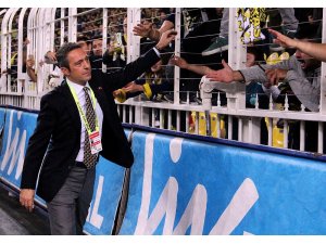 Ali Koç maç öncesi tribünleri selamladı