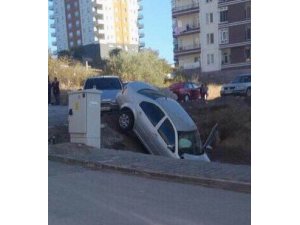 Kaza yapan araç şarampole düştü