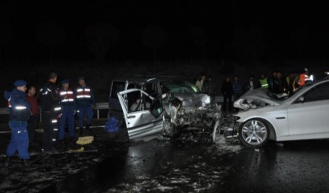 Kafa kafaya çarpıştılar: 2 ölü, 5 yaralı...