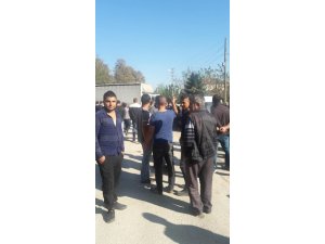Bozuk yolları için yol kapatma eylemi yaptılar