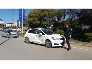 İki otomobil kavşakta birbirine girdi: 5’i çocuk 6 yaralı