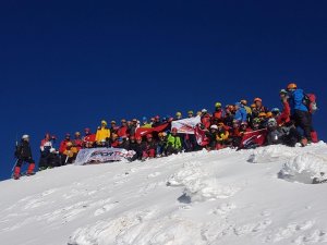 100 dağcıdan 29 Ekim tırmanışı
