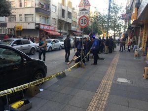 Polis memuru kavgayı ayırırken bacağından bıçaklandı