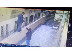 Yakınını arama bahanesiyle engelli gencin telefonunu alıp kaçtı