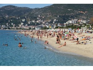 Memlekette kar, Alanya’da deniz keyfi