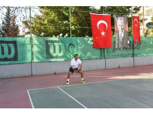 Soner Çetin teniste şampiyon