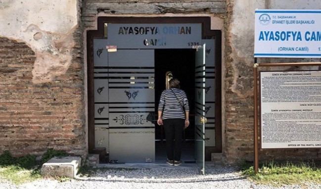 1700 yıllık camiye buzlu cam taktılar