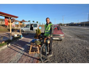 Toy kuşu için pedal çeviriyor