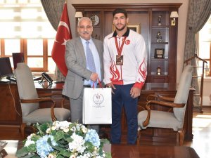 Vali Güvençer, dünya üçüncüsü judocuyu ödüllendirdi
