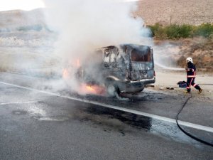 Minibüs alev aldı, sürücü son anda canını kurtardı
