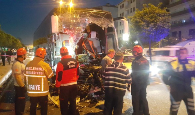 Yolcu otobüsü TIR'a çarptı: 1 ölü, 17 yaralı...