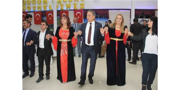 Hakkari Valisi Toprak'a halaylı veda gecesi