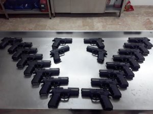 Polis yolcu otobüsünde kaçak silah ele geçirdi
