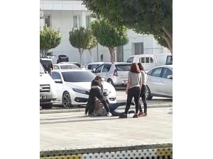 Öfkeli genç kızı arkadaşları bile tutamadı