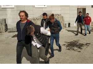 Poşet içinde attıkları Kalaşnikof tüfek ve uyuşturucuyla yakalandılar